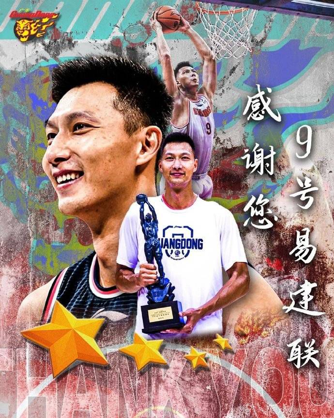随即站起身，一步步朝他这边走来。